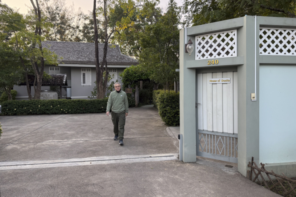 67Stefan vor seinem Guesthouse.jpg